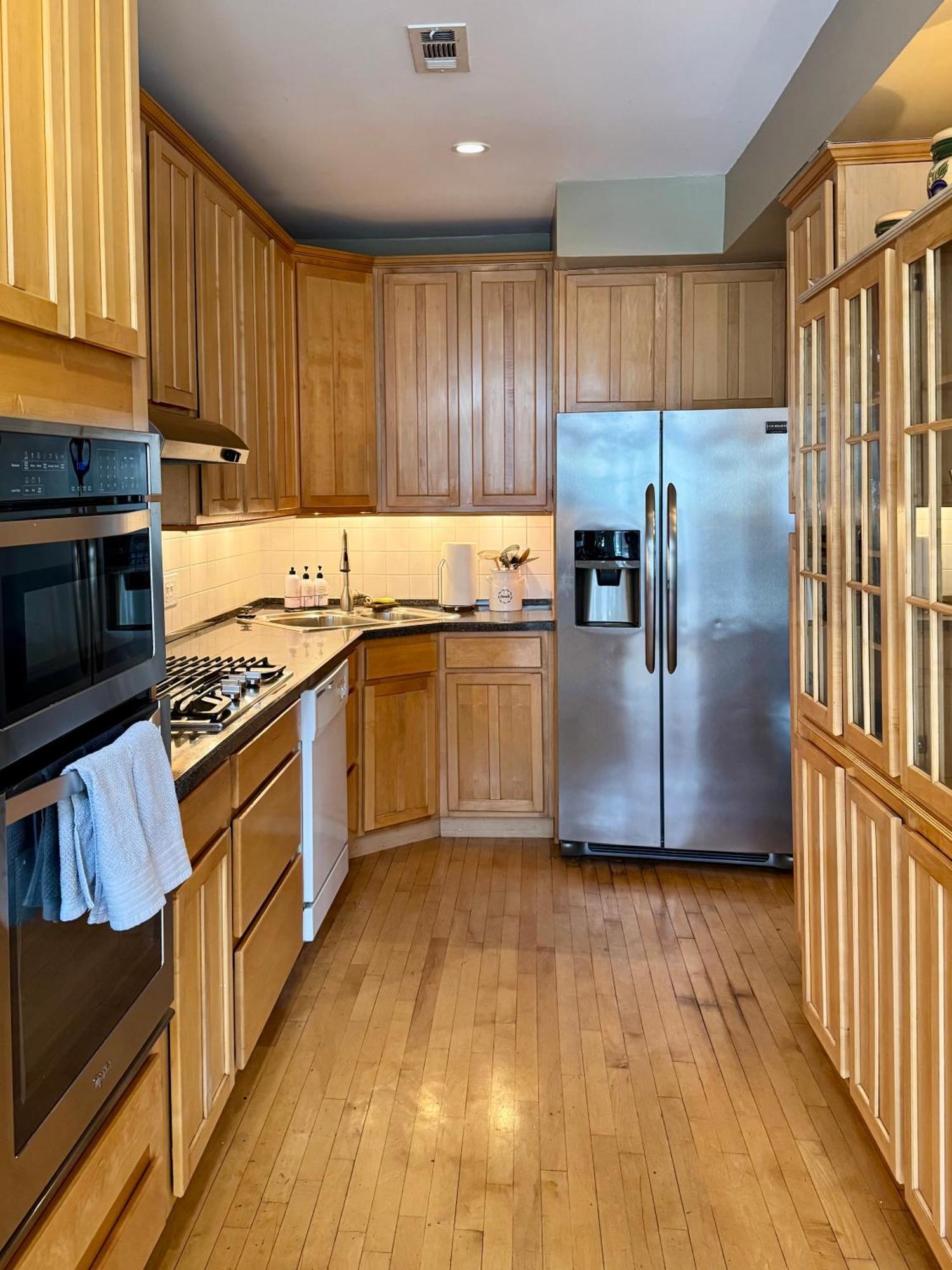 3 Bedroom Spacious Home In Ideal Location W Free Parking Back Yard Pets Welcome Чикаго Экстерьер фото