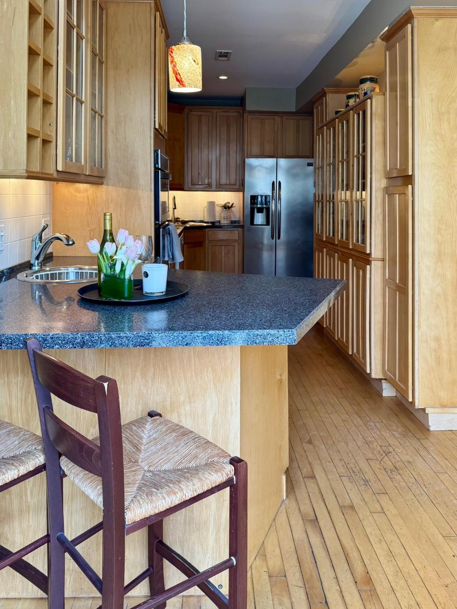 3 Bedroom Spacious Home In Ideal Location W Free Parking Back Yard Pets Welcome Чикаго Экстерьер фото