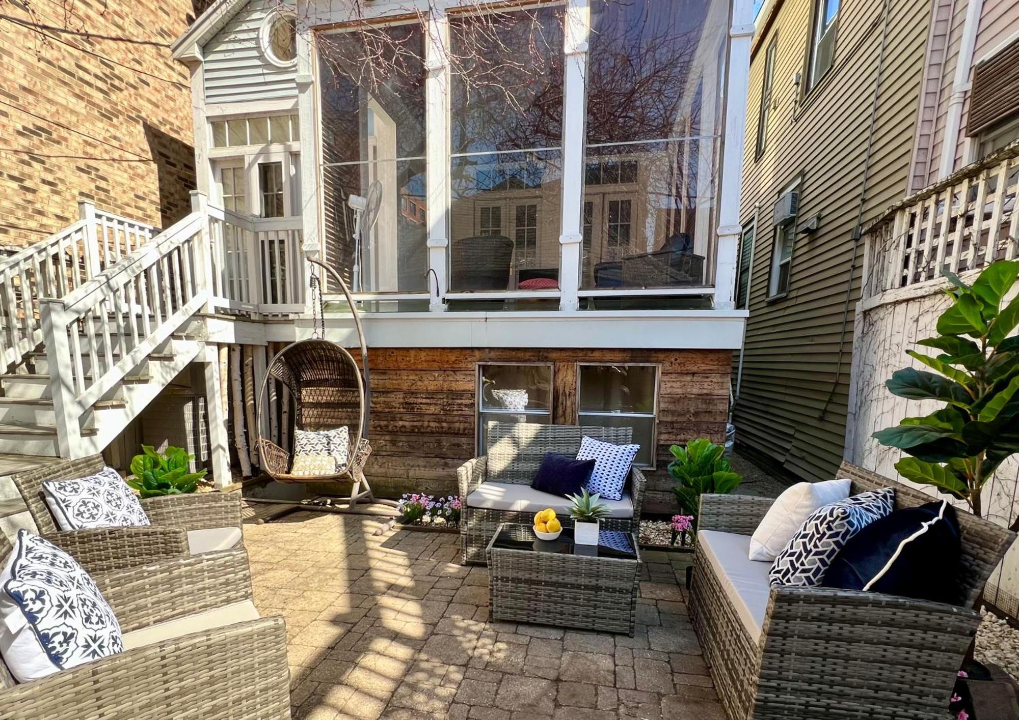 3 Bedroom Spacious Home In Ideal Location W Free Parking Back Yard Pets Welcome Чикаго Экстерьер фото